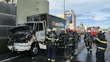 Caos en la Autopista 25 de Mayo: un camión se incendió y provocó una gran congestión de tránsito en plena hora pico