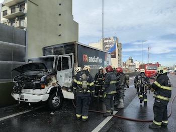 Caos en la Autopista 25 de Mayo: un camión se incendió en hora pico y generó una gran congestión
