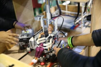 De acuerdo con el ministro de Educación Morgan Quero, esta silla multifuncional se distingue por mejorar la calidad de vida del usuario mediante tecnologías innovadoras. (Foto: Andina)