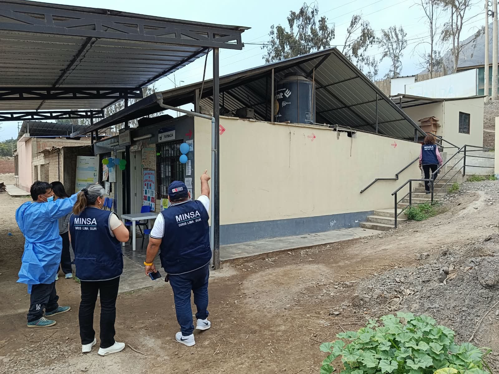 Personal del Ministerio de Salud evalúa la infraestructura de un centro de salud en Pachacámac para identificar riesgos frente al Fenómeno El Niño. (Foto: Minsa)
