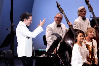 El director de orquesta venezolano Gustavo Dudamel con la Filarmónica de Los Angeles, durante un concierto en Hollywood, Estados Unidos, el pasado mes de agosto. EFE/EPA/ETIENNE LAURENT