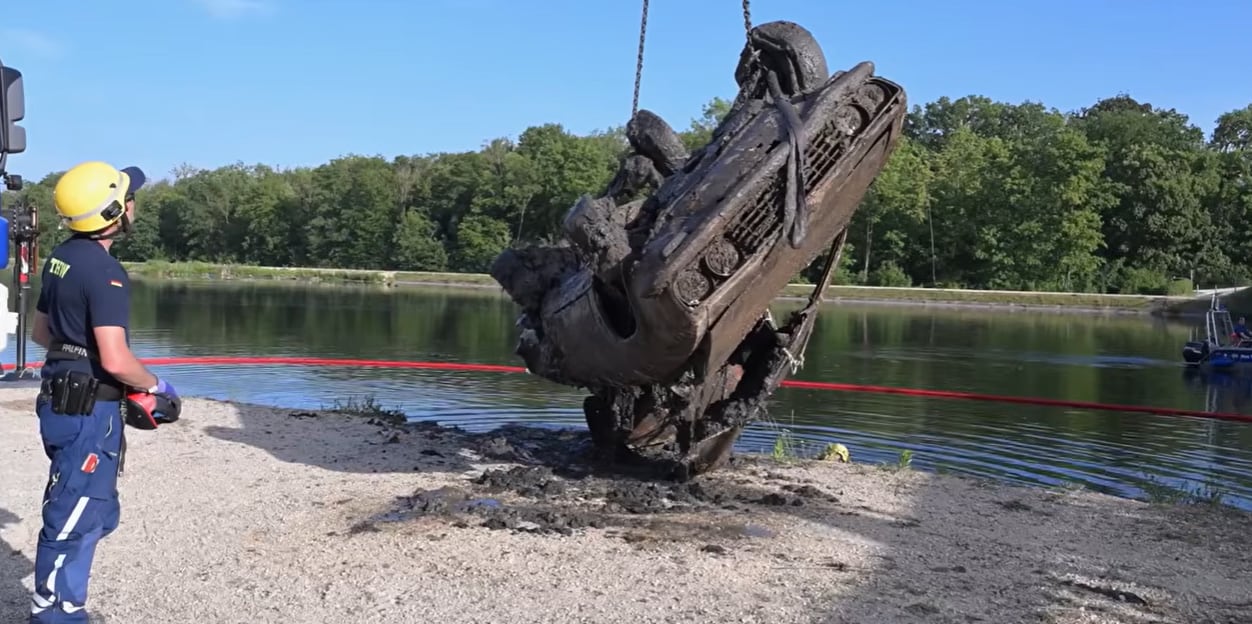 En la zona de Oberelchingen, un aficionado detectó con sonar restos a cinco metros de profundidad y activó un rescate con buzos, peritajes y custodia policial (Captura de video)