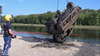 Alemania: fue a pescar y encontró un auto robado que llevaba más de 50 años bajo el agua