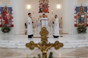 Los clérigos realizan una liturgia
