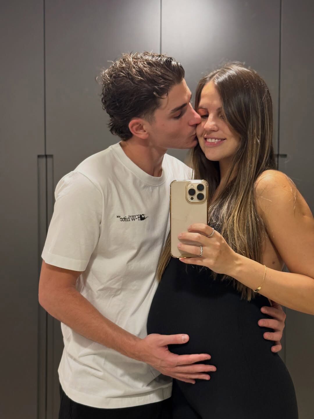 Julián Álvarez junto a su novia Emilia Ferrero, con quien espera su primer hijo (Instagram)
