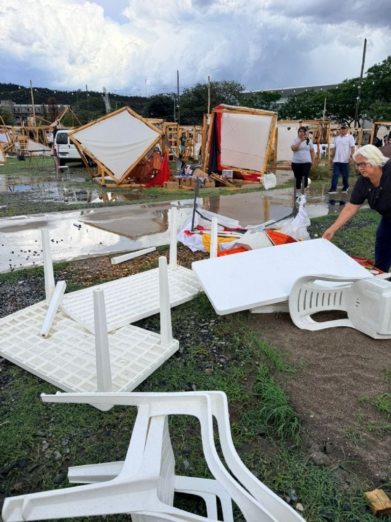 El escenario principal de la Feria del Patio resultó afectado por la intensidad del temporal en la capital provincial