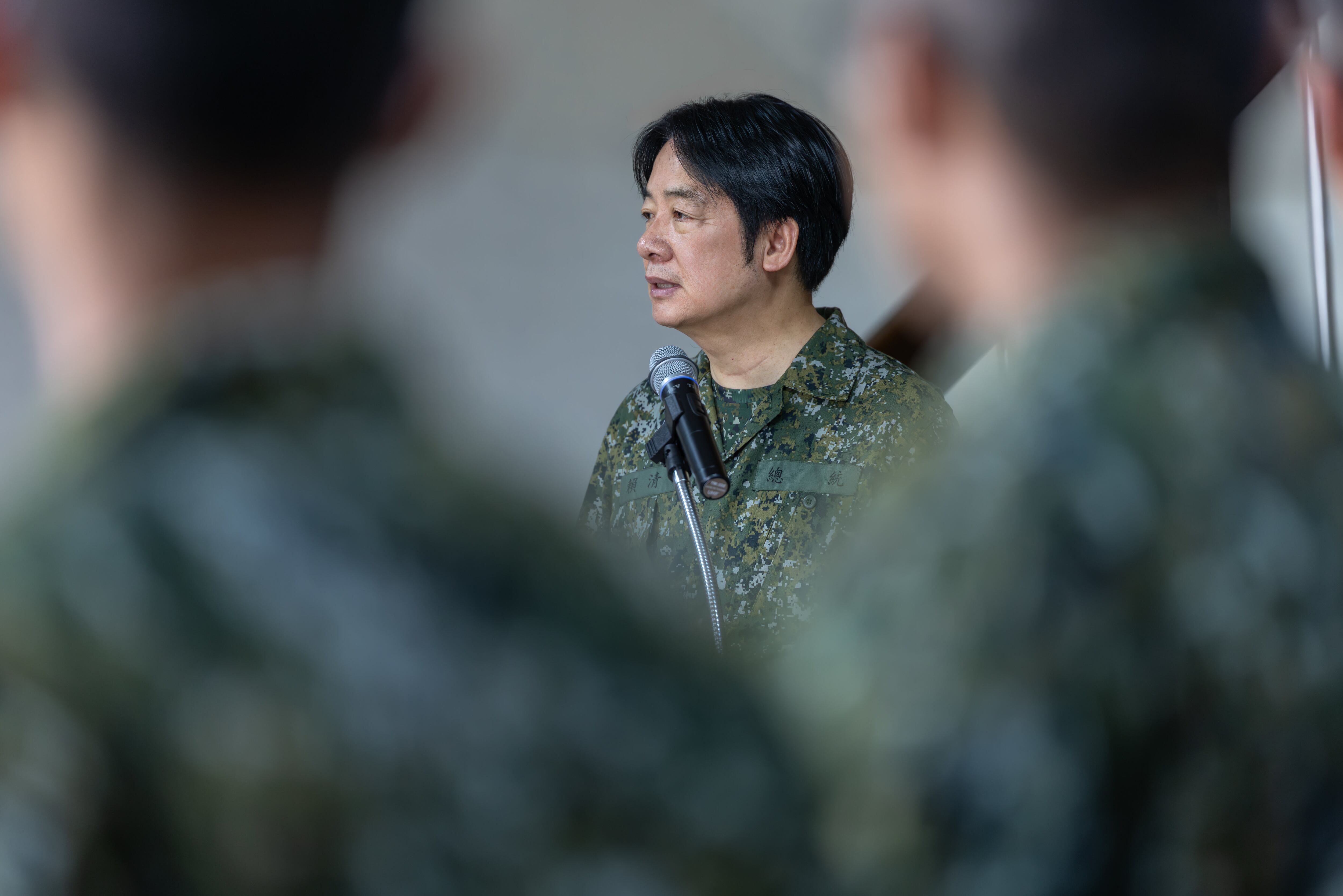 El presidente de Taiwán, William Lai, mientras se reúne con un grupo de soldados antes del inicio de los ejercicios militares Han Kuang (EFE)