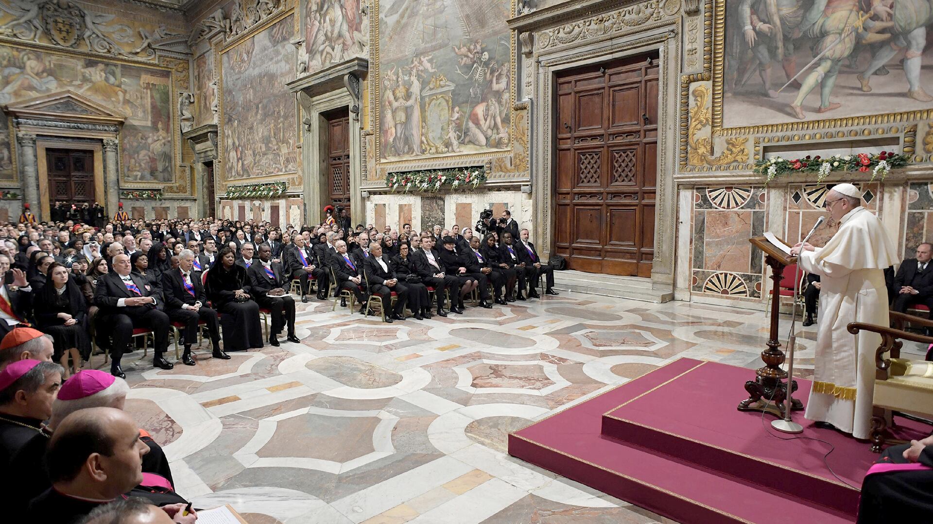 El Papa habla a los diplomáticos acreditados ante El Vaticano, una tradición que se cumple a comienzos de cada año (Reuters)