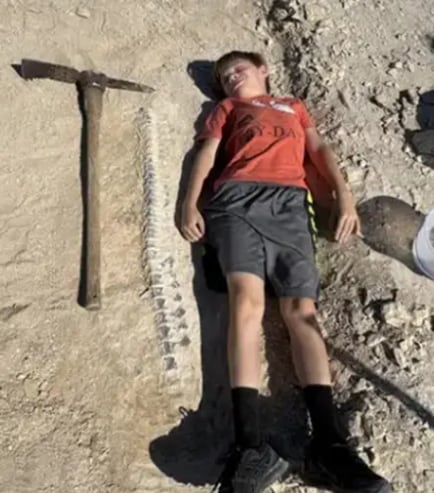 Corbin Bullard tenía solo 11 años cuando, durante una salida del club de geología, identificó huesos de gran tamaño sobresaliendo de la roca (Wendy Bullard)
