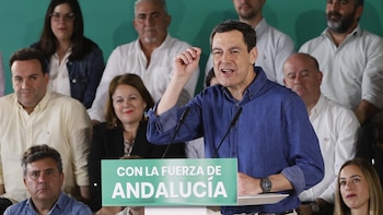 Moreno rechaza el "bulo de las privatizaciones" y avisa que Montero quiere "freír a impuestos" a los andaluces