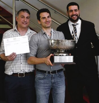 Fernando Peralta junto a los