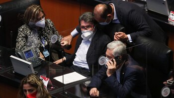 Monreal estuvo acompañado de varios