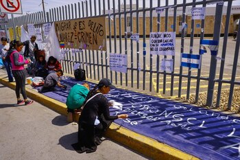 Migrantes y activistas asisten a