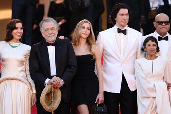 Coppola junto al elenco de