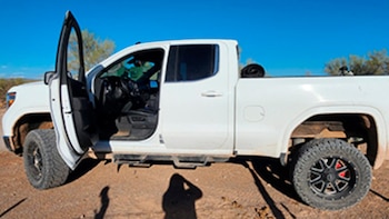 Camioneta con reporte de robo en EEUU. Crédito: FGJES