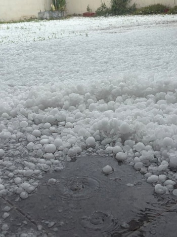 Tras la granizada, las calles de la zona noroeste lucieron cubiertas por una capa blanca (X: @Lutaborda)