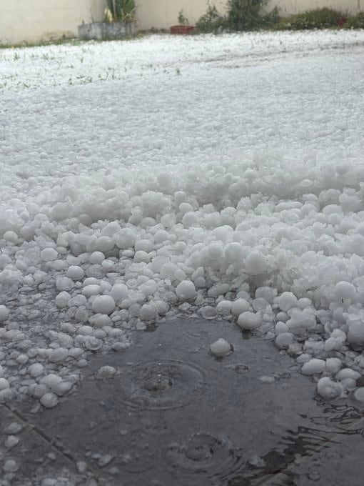 Tras la granizada, las calles de la zona noroeste lucieron cubiertas por una capa blanca (X: @Lutaborda)