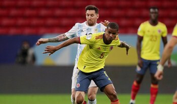 Wilmar Barrios disputando un balón con Lionel Messi. Semifinales, Copa América 2021. Foto: REUTERS/Henry Romero.