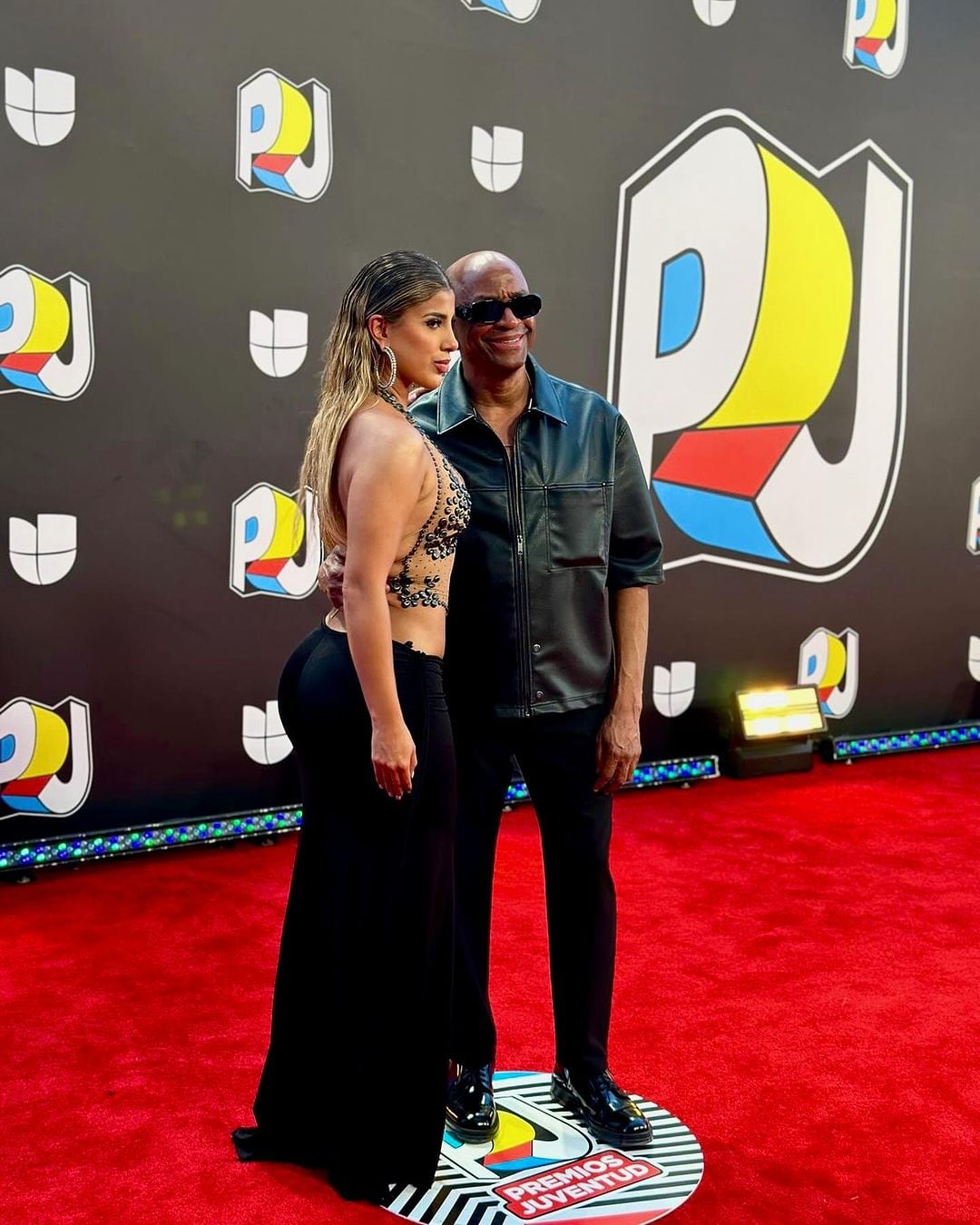 La cantante peruana Yahaira Plasencia junto a su exproductor Sergio George en los Premios Juventud 2024, mostrando una relación profesional amistosa.