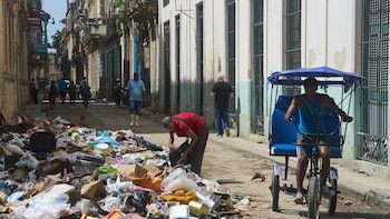 Una crisis de basura azota La Habana, mientras la escasez de combustible paraliza la recolección de desechos