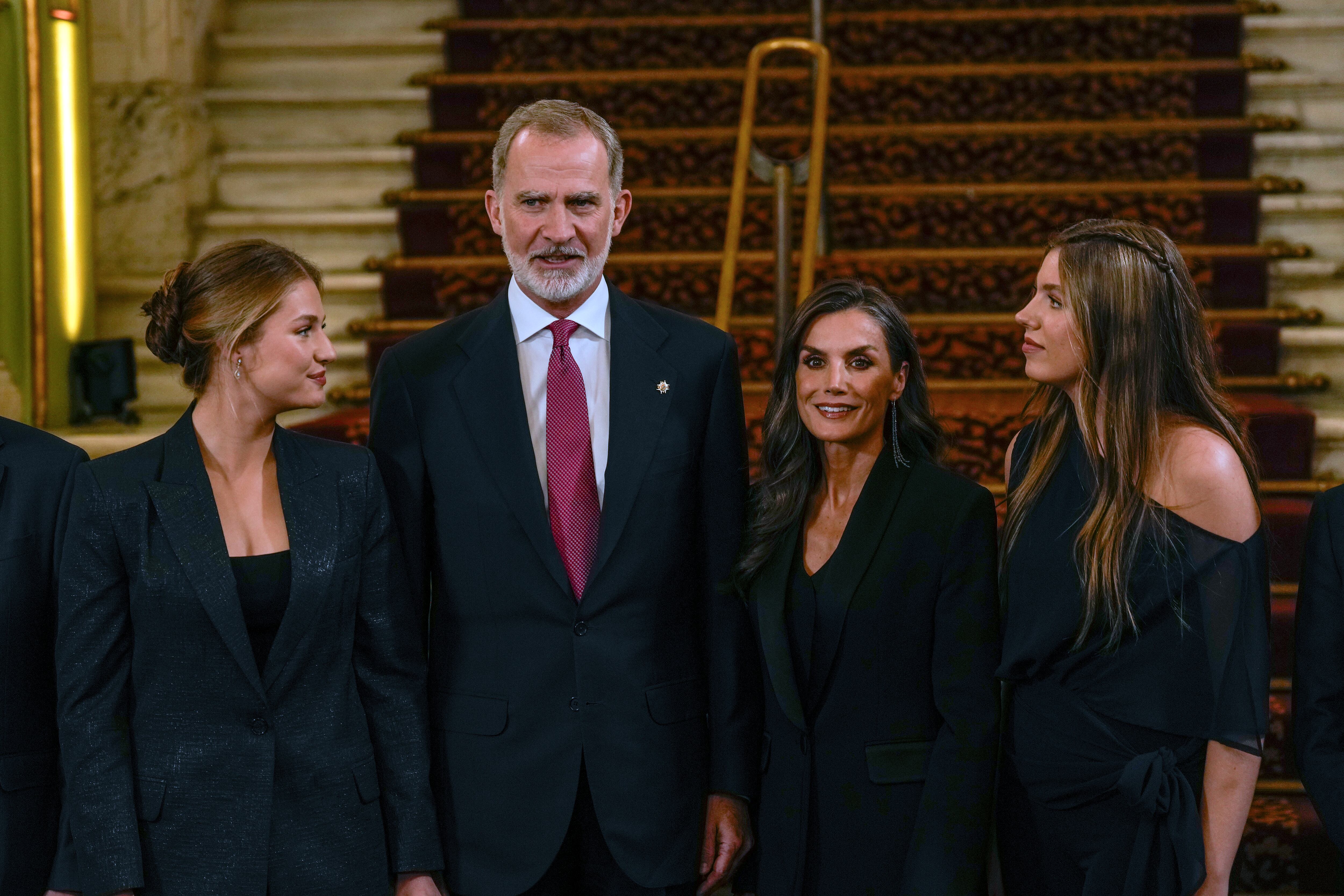 Leonor y Letizia se abonan al traje oscuro en los Princesa de Girona: de la sobriedad de la reina al toque juvenil de la heredera - Infobae