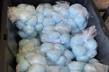 Esta fotografía, proporcionada por la DEA, muestra pastillas que contienen fentanilo, incautadas por la DEA el 28 de abril de 2025, en Nuevo México. (DEA vía AP)