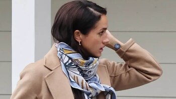 Meghan Markle fotografiada con dispositivo