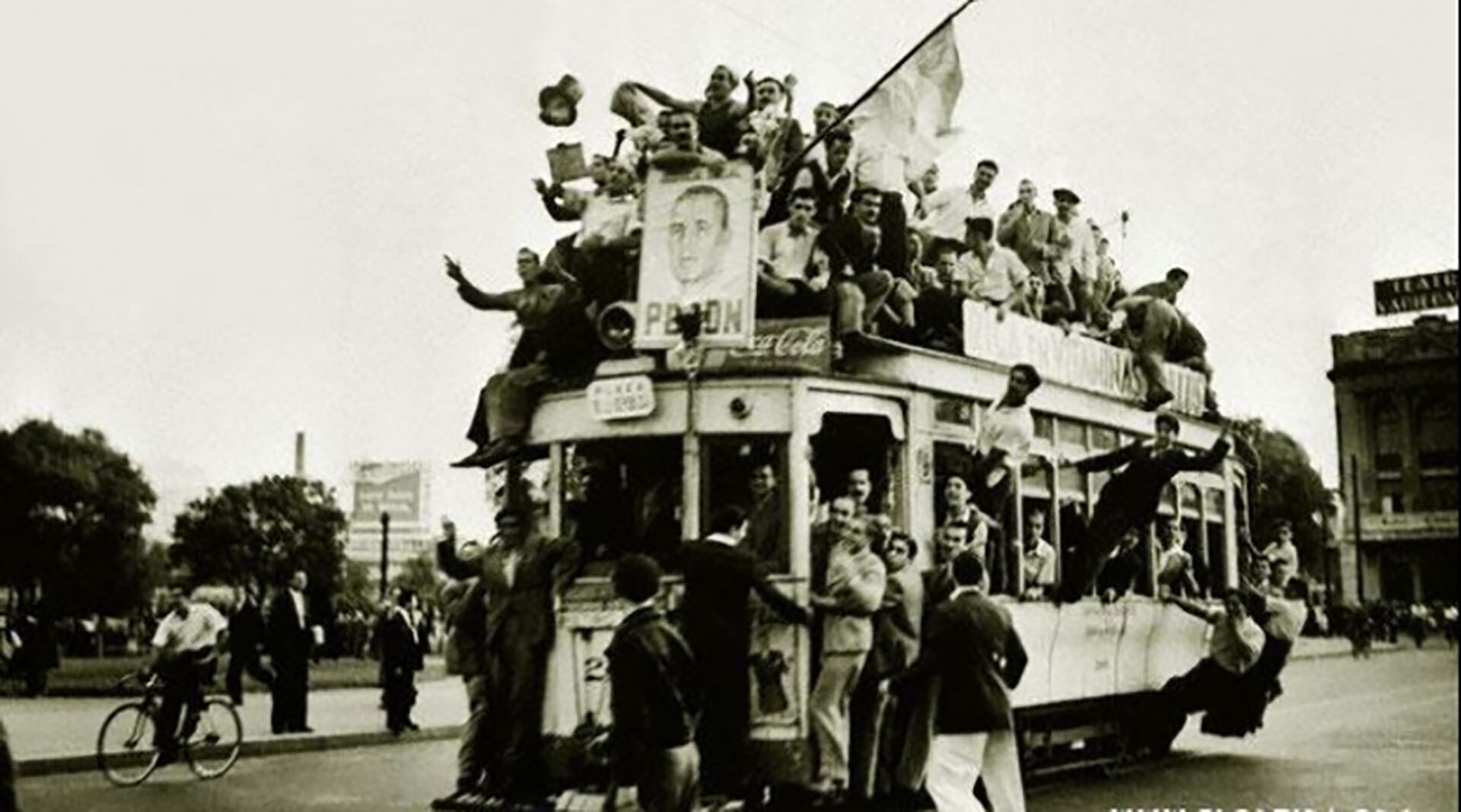 Los restos de Darwin primero se conservaron en el Cementerio de la Chacarita y, posteriormente, fueron trasladados al Cementerio Municipal de Moreno, donde descansan junto a sus padres
