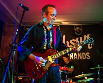 Phil Manzanera, reconocido por su trabajo con Roxy Music y como músico de sesión, fue el elegido por Aterciopelados para producir 'La pipa de la paz' - crédito Brian Rasic/Rex Features