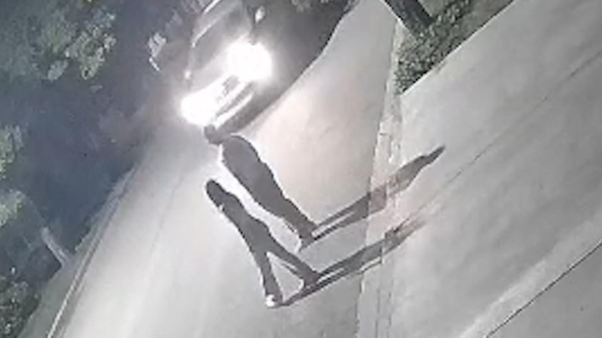 La cámara de seguridad capta a la pareja caminando en la vía pública. Luego, el joven de 21 años es brutalmente golpeado por el conductor de la camioneta