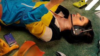 Unos auriculares, tres plataformas y