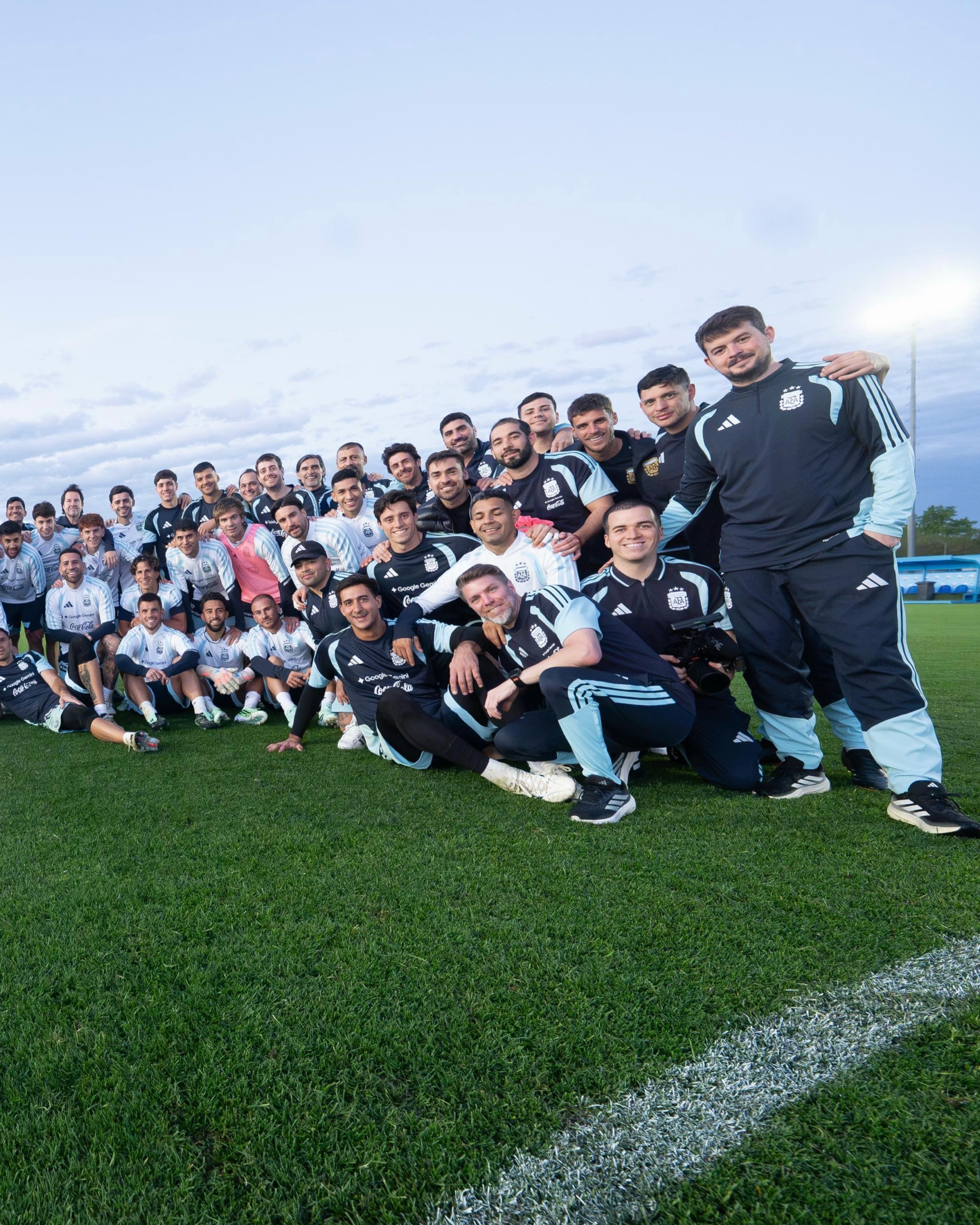 La segunda postal grupal del plantel y el cuerpo técnico, en el cierre de la última práctica de Messi con la selección argentina (@leomessi)