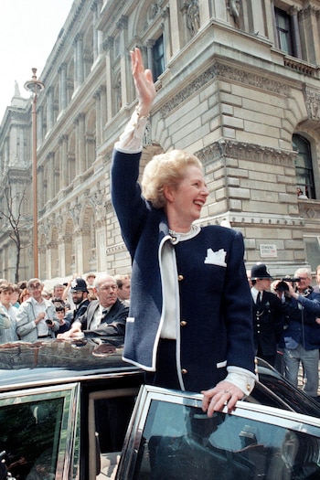 Margaret Thatcher saluda en Downing