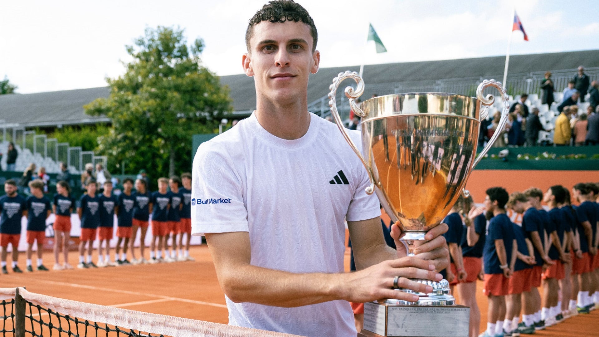 Juan Manuel Cerúndolo posa con el trofeo (Crédito: X / @ATPChallenger)