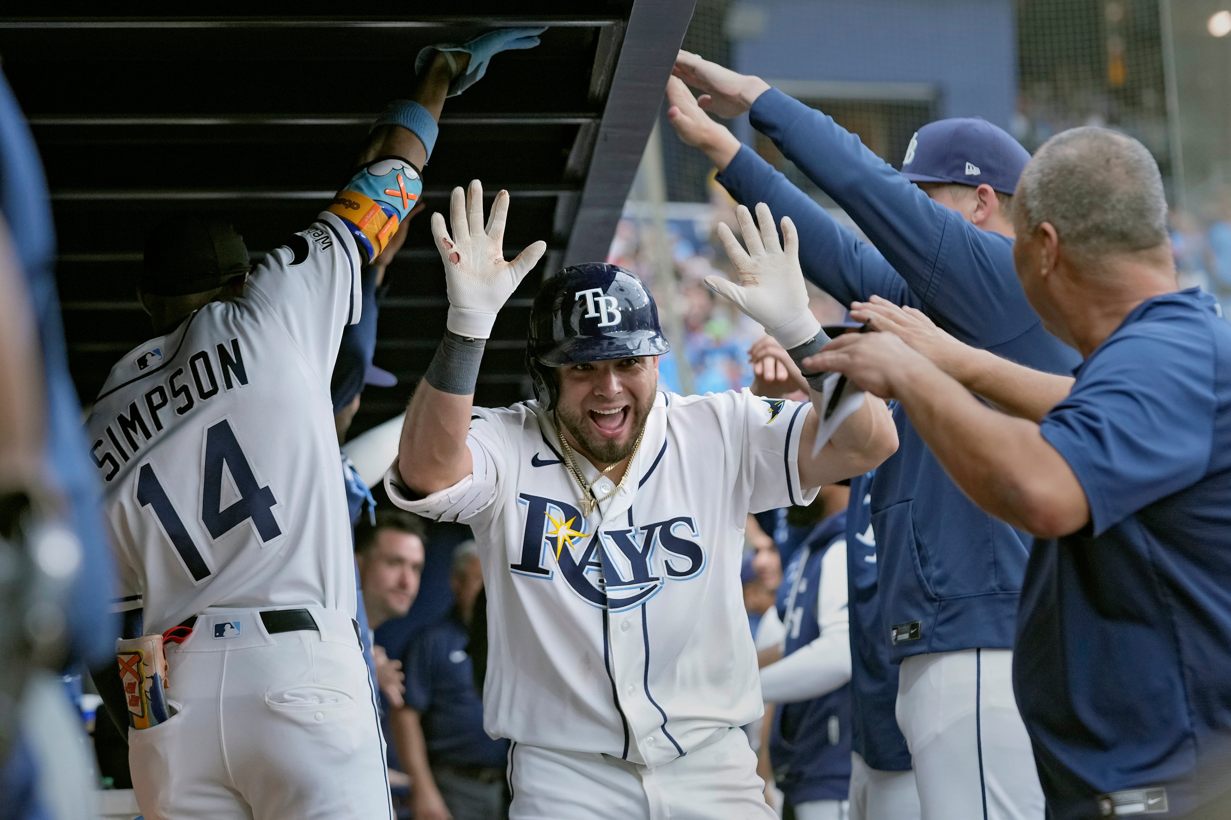 Jonathan Aranda (centro) de los Rays de Tampa Bay celebra tras batear un jonrón ante los Astros de Houston, el domingo 13 de septiembre de 2026, en St. Petersburg, Florida. (AP Foto/Chris O