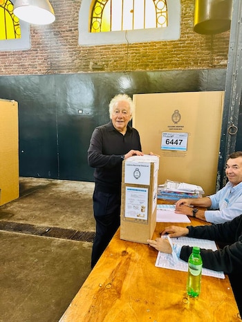 Guillermo Coppola votó apenas abrieron
