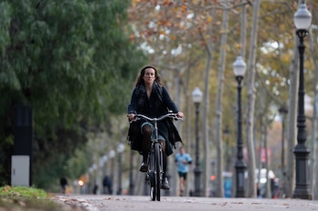 (Foto de ARCHIVO)
Una mujer monta en bicicleta, a 13 de diciembre de 2024, en Barcelona, Catalunya (España).