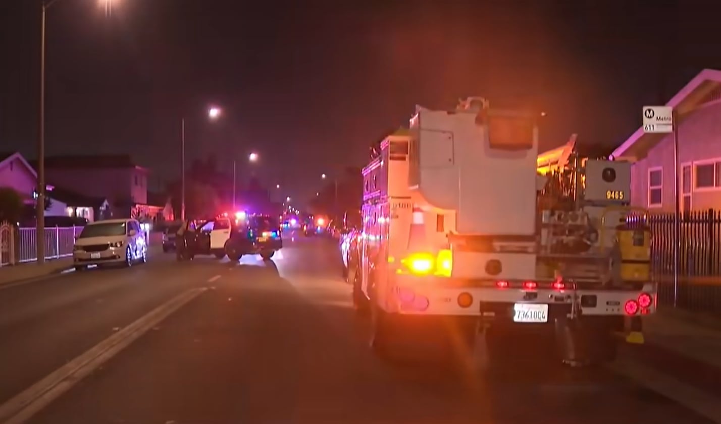 Los bomberos del Condado de Los Ángeles llegaron cerca de las 2:30 de la madrugada del sábado por un incendio estructural en East 61st Street y encontraron a las víctimas sin vida (OnScene.TV)