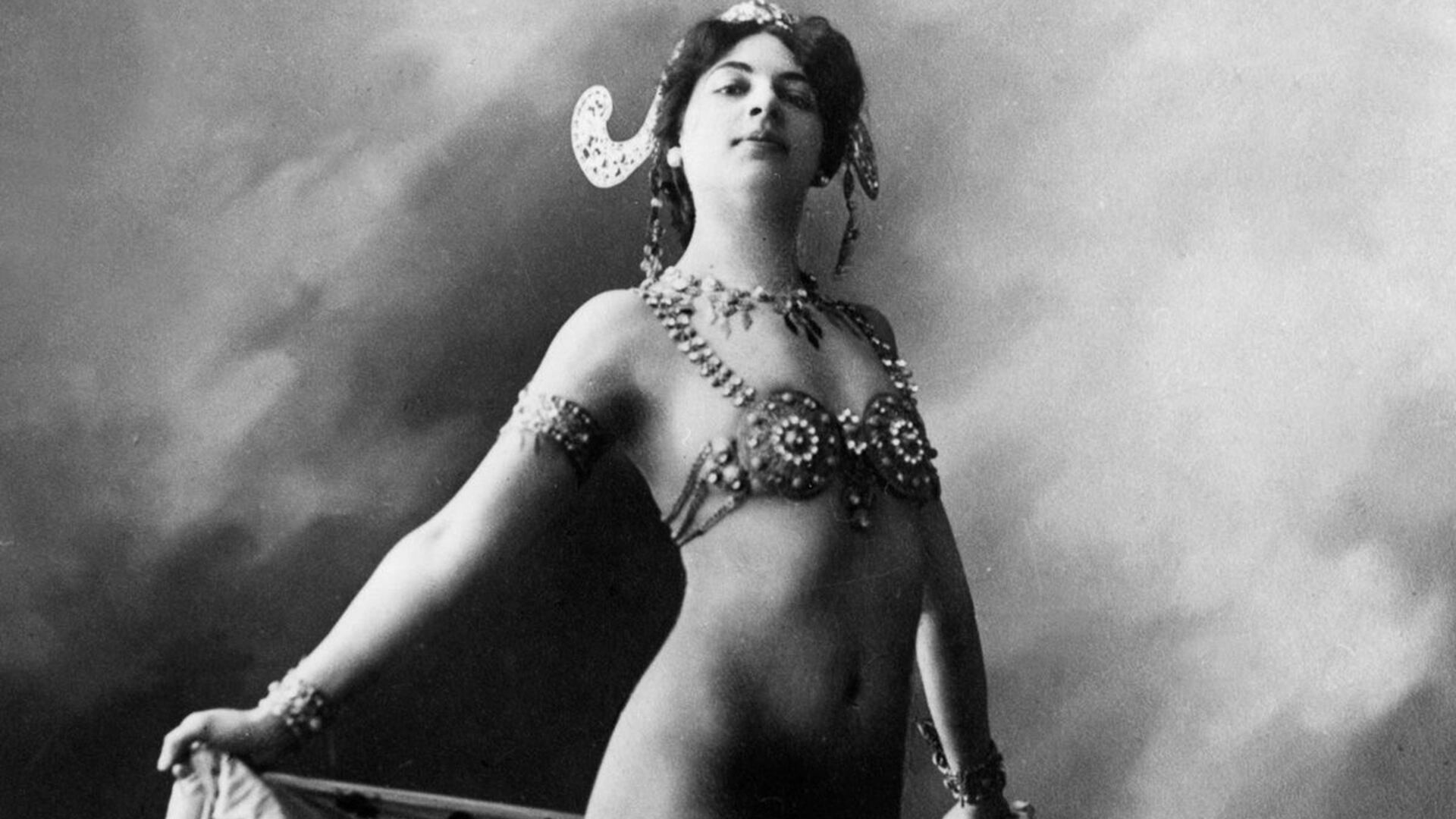 En Java, Mata Hari había aprendido a bailar las danzas locales y también algo de la cultura javanesa