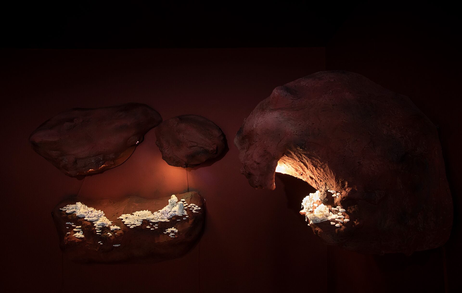 Los cristales expuestos no fueron extraídos de la naturaleza, sino creados sintéticamente con un proceso de bórax y choque térmico