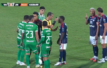 Momentos de tensión se vivieron en el Atanasio Girardot entre James y Teo-crédito @WinSportsTV/X