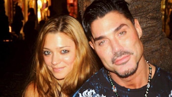 Las espaldas de Ricardo Fort,