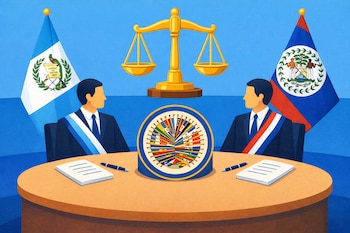 Dos hombres sentados a una mesa con papeles, plumas y un emblema de banderas. Detrás hay una balanza dorada y las banderas de Guatemala y Belice.
