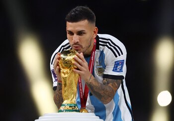 Leandro Paredes contemplando la Copa del Mundo