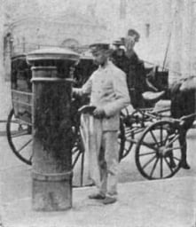 Un cartero de la ciudad de Buenos Aires vaciando un típico buzón, a principios del siglo XX, cuando el servicio postal consolidaba su modernización urbana (Revista Caras y Caretas)