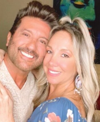 Bobby Larios junto a Evelyn