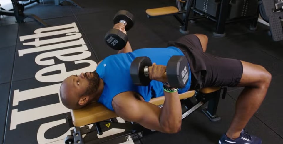 El trabajo de empuje con mancuernas potencia la coordinación y el desarrollo de la parte superior del cuerpo, clave para ganar fuerza funcional (Men´s Health)