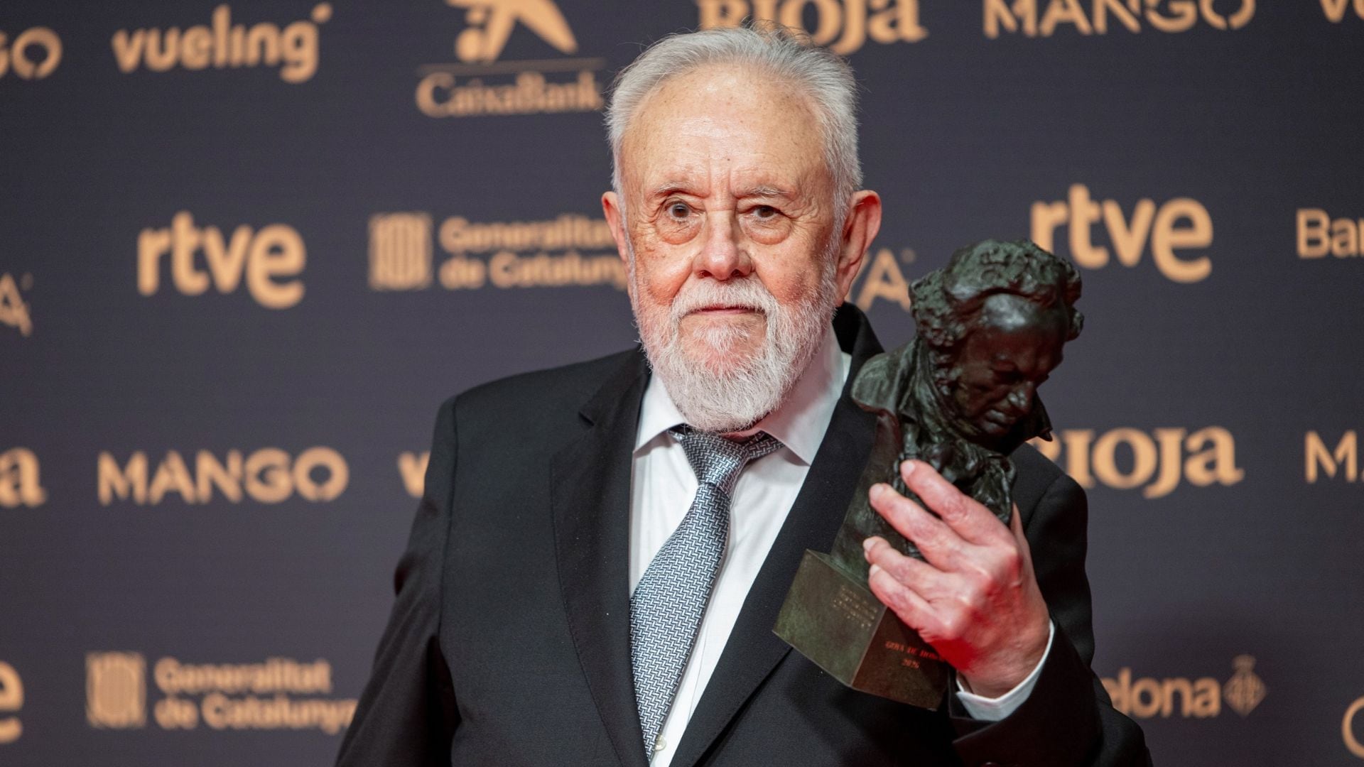Gonzalo Suárez sujeta el Goya de Honor que recibió en 2026. (Europa Press)