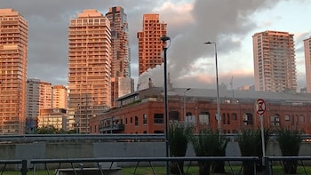 Un feroz incendio se desató en un reconocido restaurante de Puerto Madero y 50 personas fueron evacuadas