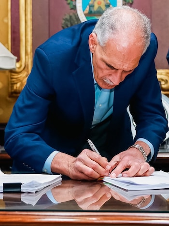 La Empresa Nacional de Energía Eléctrica (ENEE) será dividida en tres empresas encargadas de generación, transmisión y distribución. (Foto: Casa Presidencial)